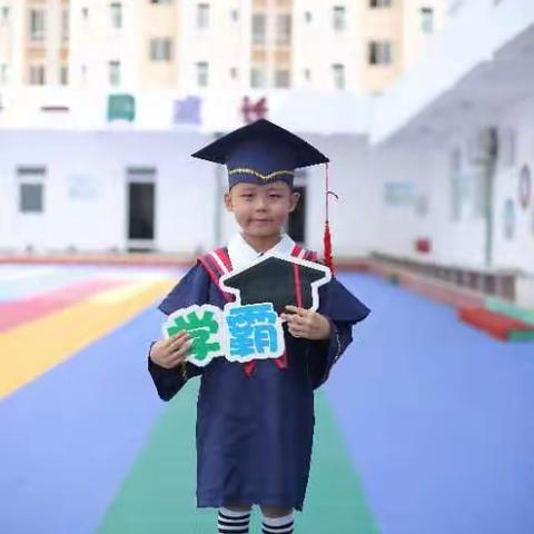 杨子毅同学幼儿园大班毕业，幼儿园举办了照毕业照，头戴博士帽，留作纪念！2020-9-2023-9难得的生活记忆！