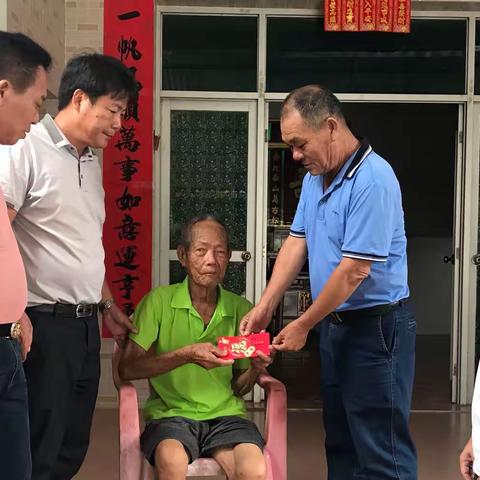 2022年中和社区开展“七一”走访慰问困难老党员活动
