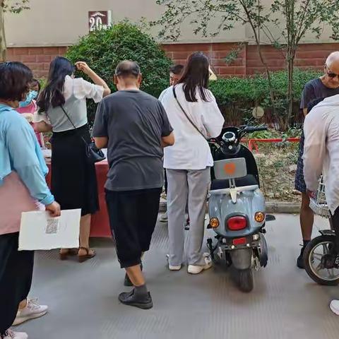 金耀街道万胜路社区开展平安建设-安装电动车防盗芯片定位器工作