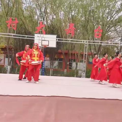 中卫市老年大学音乐四班与河滩村庆“五一”联谊汇演