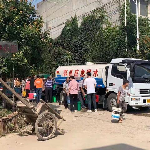 灾后群众饮水难 送水下乡暖民心