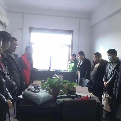通许县咸平街道办事处第四居委会网格员学习十九届五中全会公报