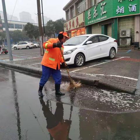 雨天环卫保洁忙，城市保洁提质量