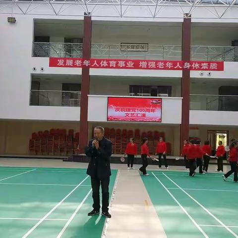 荥经柔力球协会庆祝中国共产党成立100周年，她们汇聚经河渡假村，载歌载舞，表达对党的热爱，对祖国母亲的热爱。