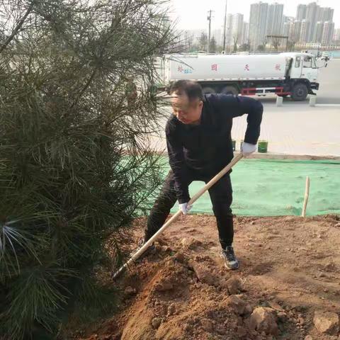 航天基地管委会领导参加义务植树，以实际行动响应我市“春季植树增绿治霾”活动。