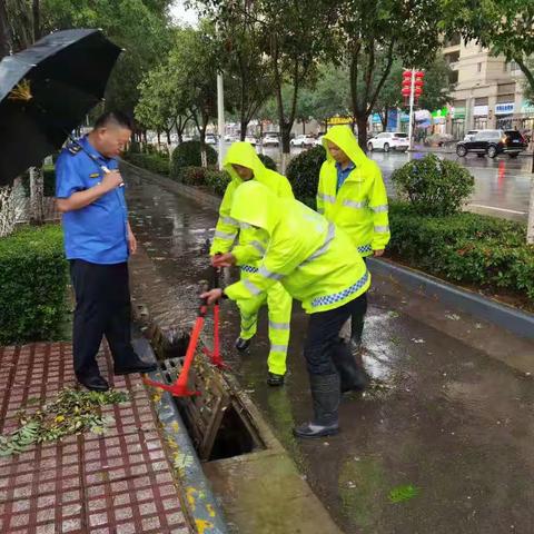 下班遇强雨 航天城管迅速出动做好防汛工作