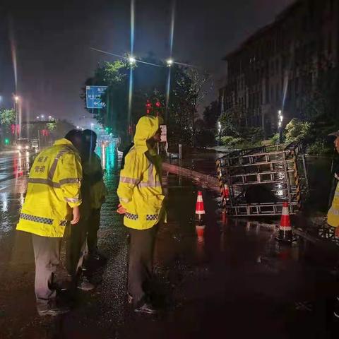 大雨滂沱，航天城管坚守防汛第一线~