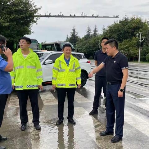 强降雨来袭 航天城管迅速行动保障市民出行安全