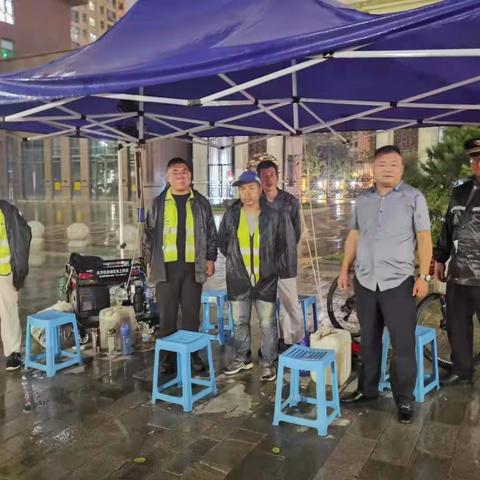 风雨中变身"抢险员" 航天城管迅速“防汛”还路于民