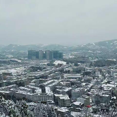 静赏廊桥白雪飘