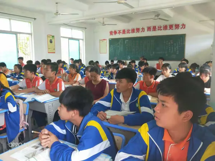 乐东中学支教老师黄泽芳《道德与法制》公开课