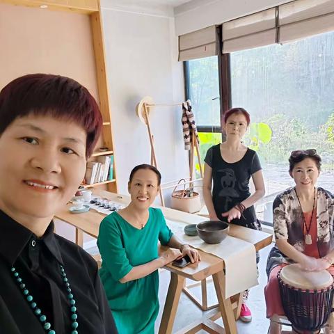 初秋时节，驱车前往茅箭东沟红色旅游基地赏秋，蛙声十里特色民宿、残荷、格桑花、日落，手机里纪录了太多美好！！！