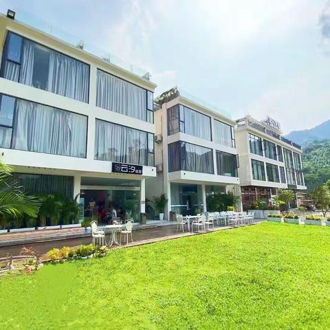 距离古龙峡1公里的美宿~{云汐宿墅} 带有独立停车场，400平山水游泳池