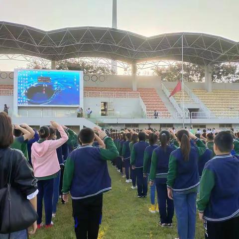 【寿光市世纪学校（小学）】国旗下，我们为祖国妈妈庆生——“迎国庆庆仲秋”主题升旗仪式暨九月份表彰大会