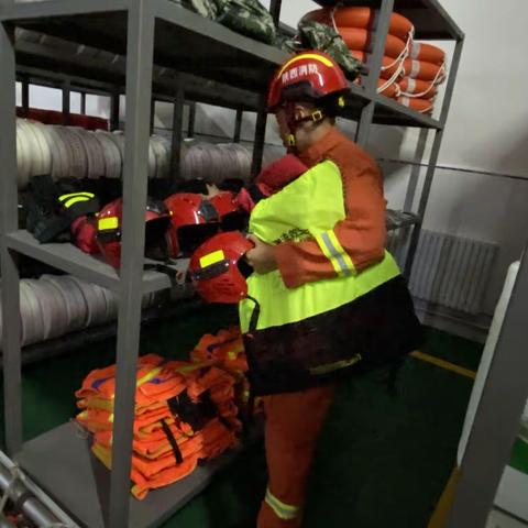 【铜川消防】七一路消防救援站组织开展抗洪抢险前置备勤工作