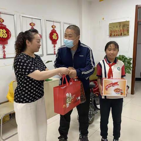 王官庄十区社区慰问辖区事实无人抚养儿童