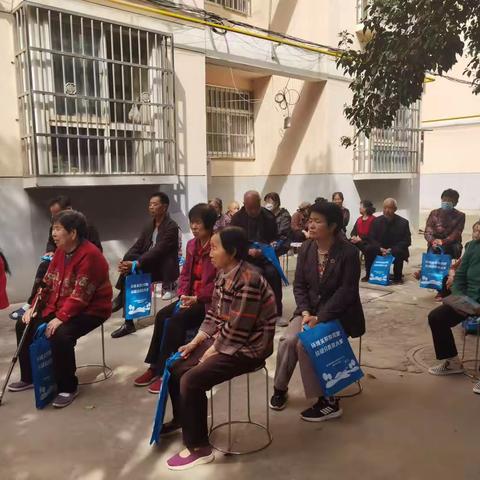 “积极践行垃圾分类，争做凤翔文明市民”——走进万和家园小区进行垃圾分类宣传