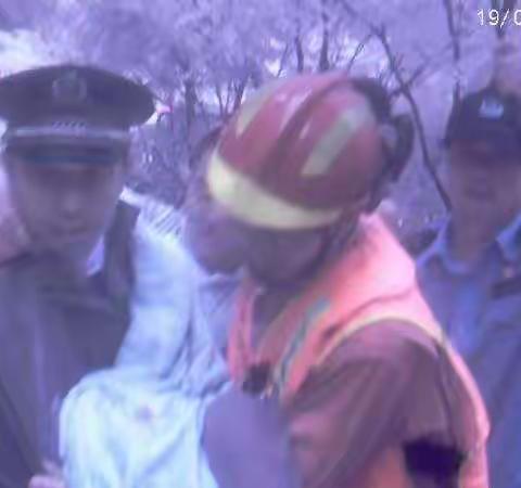 警徽，在暴风雨中闪光！
