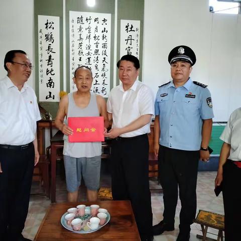 区政府副区长、区公安分局局长王志栋到绣惠街道走访慰问老党员、特困党员