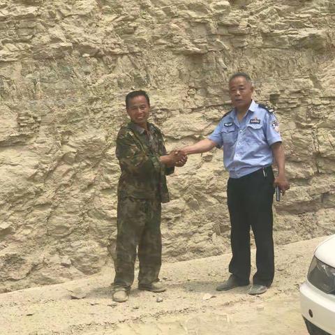 公牛发狂欲伤群众，民警转山将其击毙