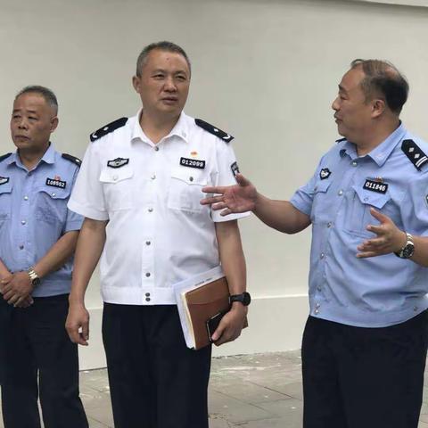 分局党委书记、局长王纯阁同志到闫家峪派出所视察指导工作并慰问干警、辅警