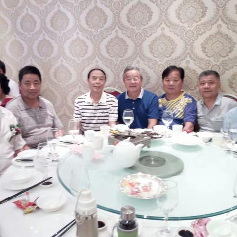 婚礼上的同学聚会