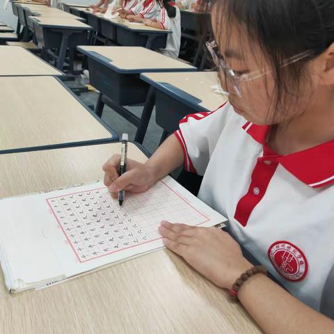 世纪校园书香浓，横竖撇捺促学风 ——世纪学校八年级学生汉字书写课堂纪实（2）
