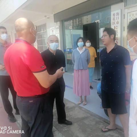 挂点单位海口市住建局曾泽山三级调研员率队莅临棠昌村督导检查疫情防控工作。