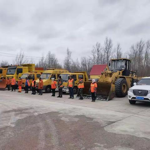 全力奋战暴风雪，保障公路畅通行