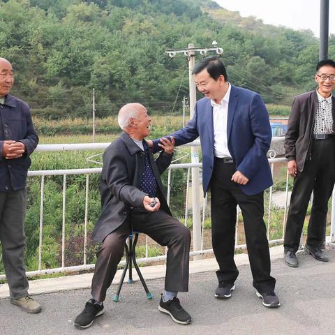 吴小华在西沟乡调研基层党组织建设和脱贫攻坚工作