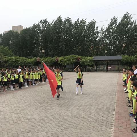 建党百年迎华诞，入队争当好少年——新郑市外国语小学一年级入队仪式