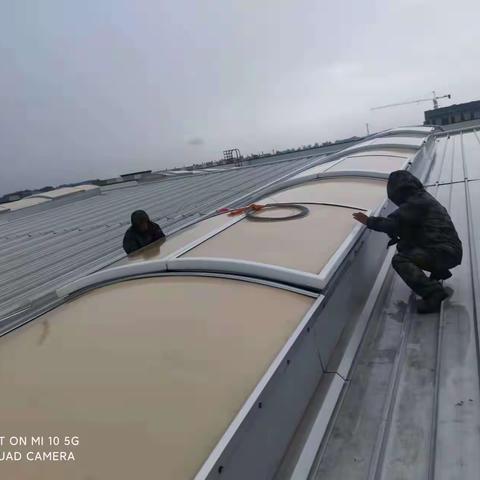 冒雨抢修，保障企业安全生产