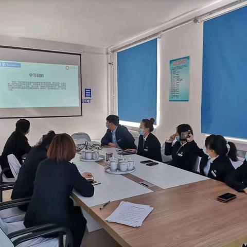 人人上讲台——交流经验，促进成长