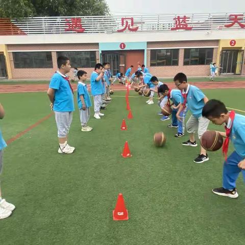 蓝天小学篮球兴趣班