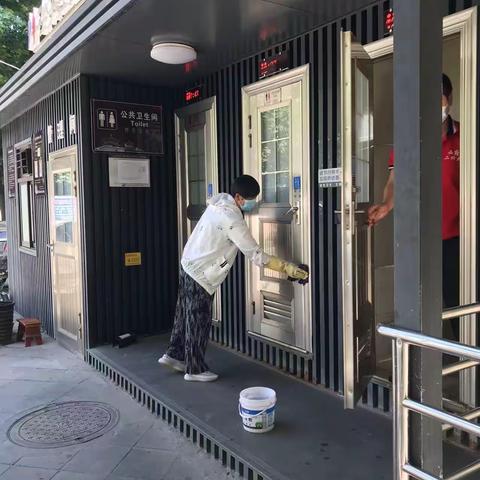 张家村街办综合保障服务中心开展节前公厕大擦洗活动
