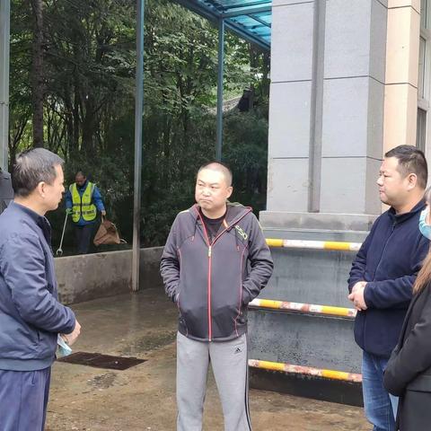 西安市城市治理和综合执法局副局长杨卫华带队检查西何垃圾转运站运行情况