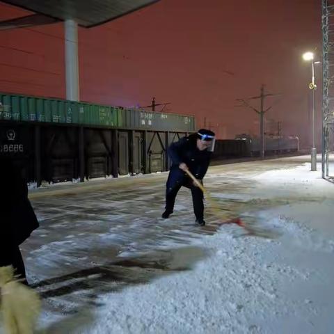 榆林车站“遇雪”奋战