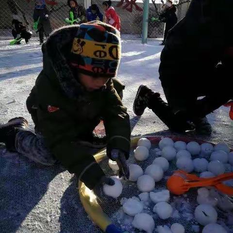 【魅力东城  冰雪追梦】                     【魅力一外 逐冰戏雪迎冬奥】   我们的娃儿是这样玩滴！