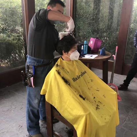 隔离疫情不隔离爱——小区义务理发师王明正