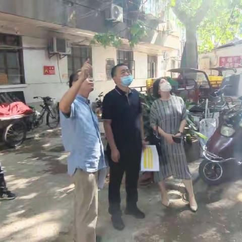 区人大常委会副主任何文前往柏树林街道督导自建房安全隐患排查整治和代表工作室建设情况