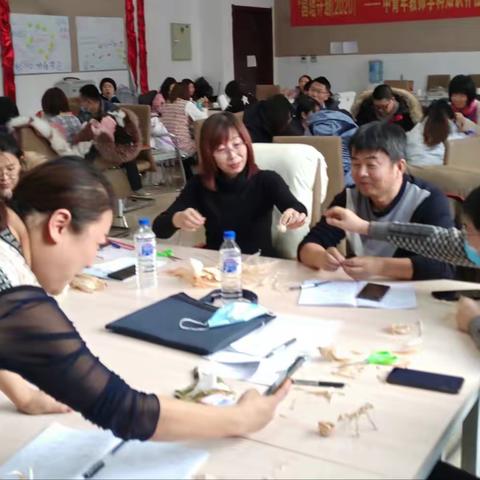 五七草编再入省培课堂，高中师团体验传统工艺