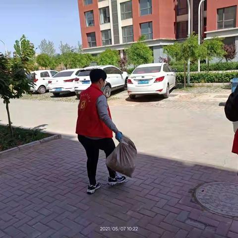社区干部做表率，志愿服务暖人心--为民楼社区开展“争做文明开平人，助力园博会建设”志愿服务活动