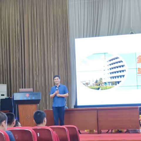 高密三中2021级创新学院第三期“名师大讲堂”暨学生假期生活展示