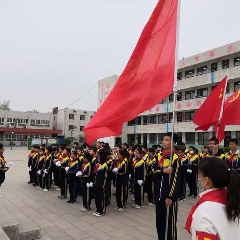 新乡县翟坡中学“缅怀革命先烈，弘扬革命优良传统”清明节烈士陵园扫墓活动