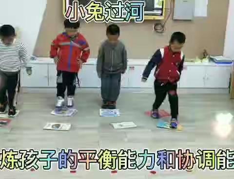 龙翔伟才幼儿园中二班小朋友游戏开始喽