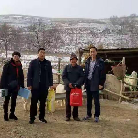 节前对帮扶贫困户进行慰问