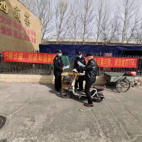 桥西分局市场派出所深入蔬菜批发市场针对辖区老年人开展反诈宣传活动