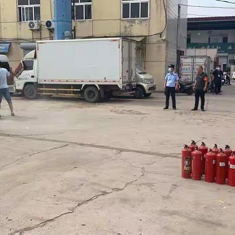 市场派出所深入辖区开展“百日行动”消防演练及安全检查宣传活动