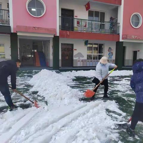 “瑞雪满校园   清雪暖人心”   ——太村镇中心幼儿园家长、教师共同清理校园积雪