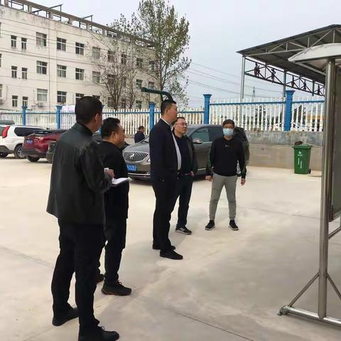 陕州区委副书记、宣传部长何飞到菜园乡西凡村调研防防返贫监测工作